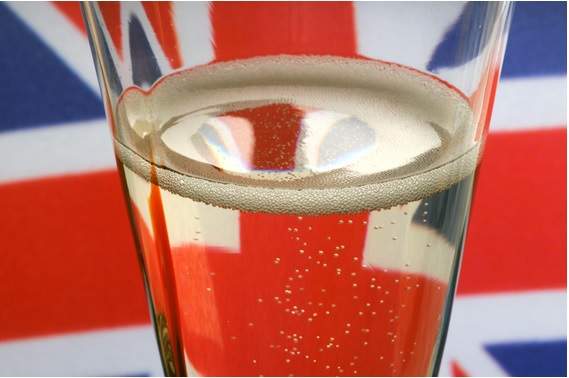 英国の国旗を背景にしたスパークリングワインの画像