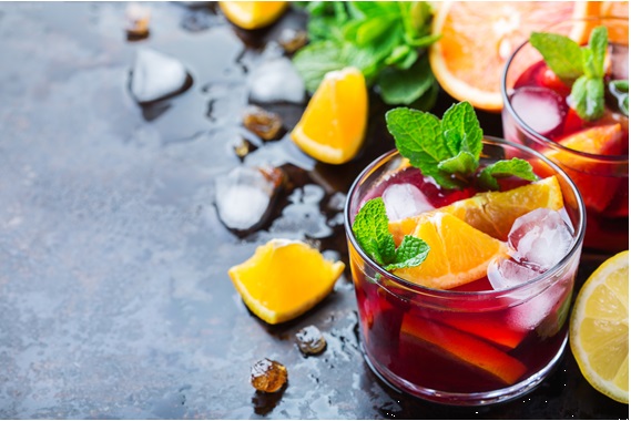 赤いサングリアのある画像