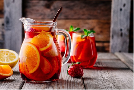 オレンジ入りのサングリアの画像