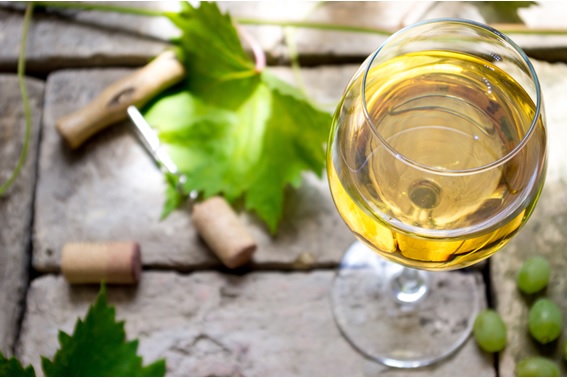 机に置かれたソーヴィニヨン・ブランのグラスを上から映した画像