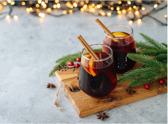 レッドホットワインのグラスが2つ、木のお盆の上に載っている画像