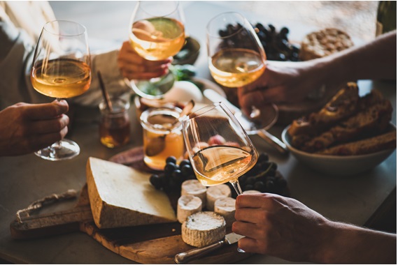 オレンジワインで乾杯をしている画像