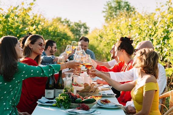 オレンジワインで乾杯をしている画像