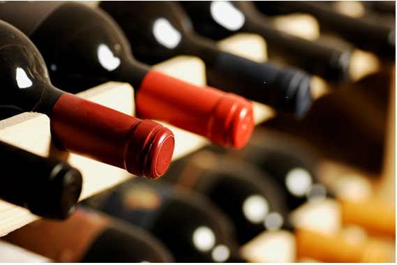 ワインセラーにたくさんのワインが並んでいる画像