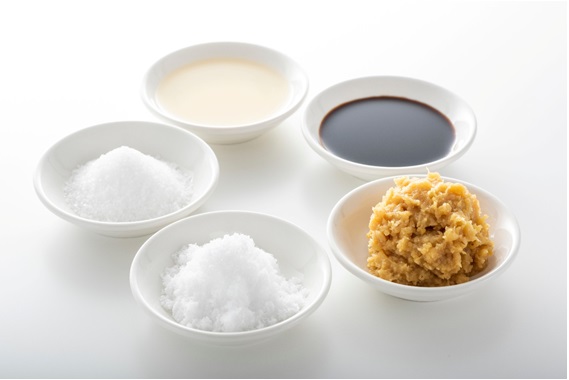 色々な調味料がいくつかの小皿に盛られている画像