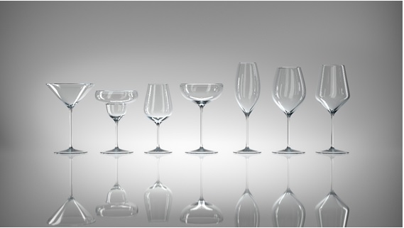 複数の種類のワイングラスが並んでいる画像