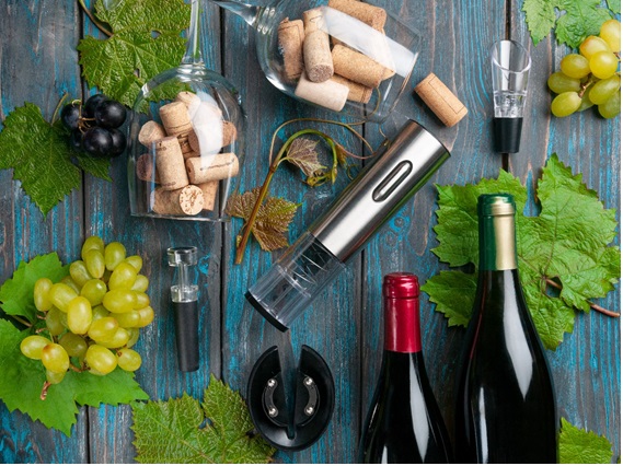 ワインに関連する便利アイテムが並べられている画像